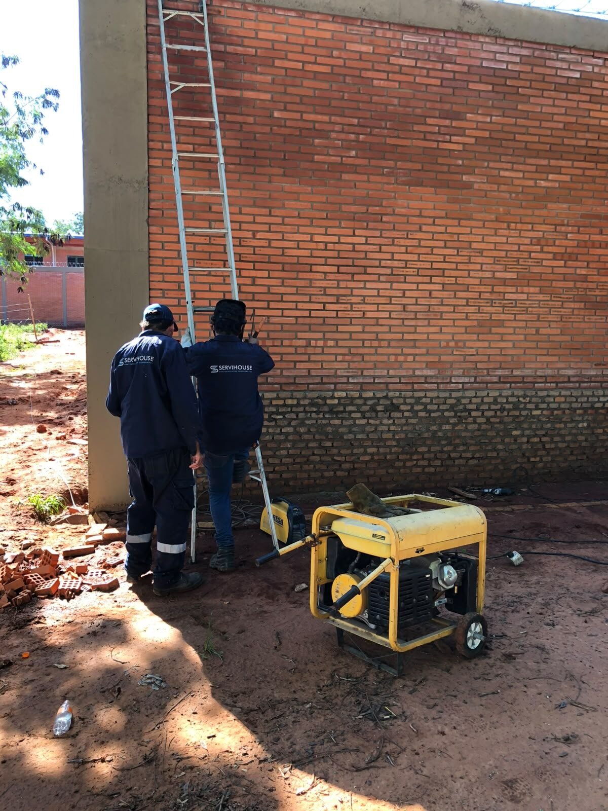 Instalación de cuchillas en muralla