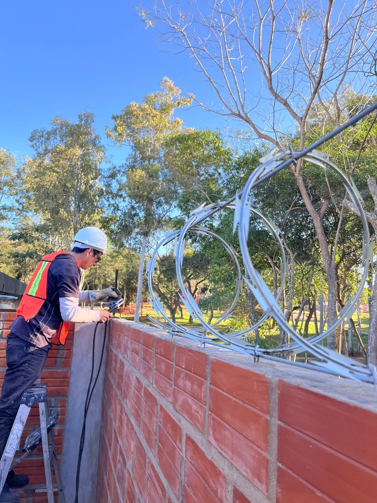Técnico instalando cuchillas
