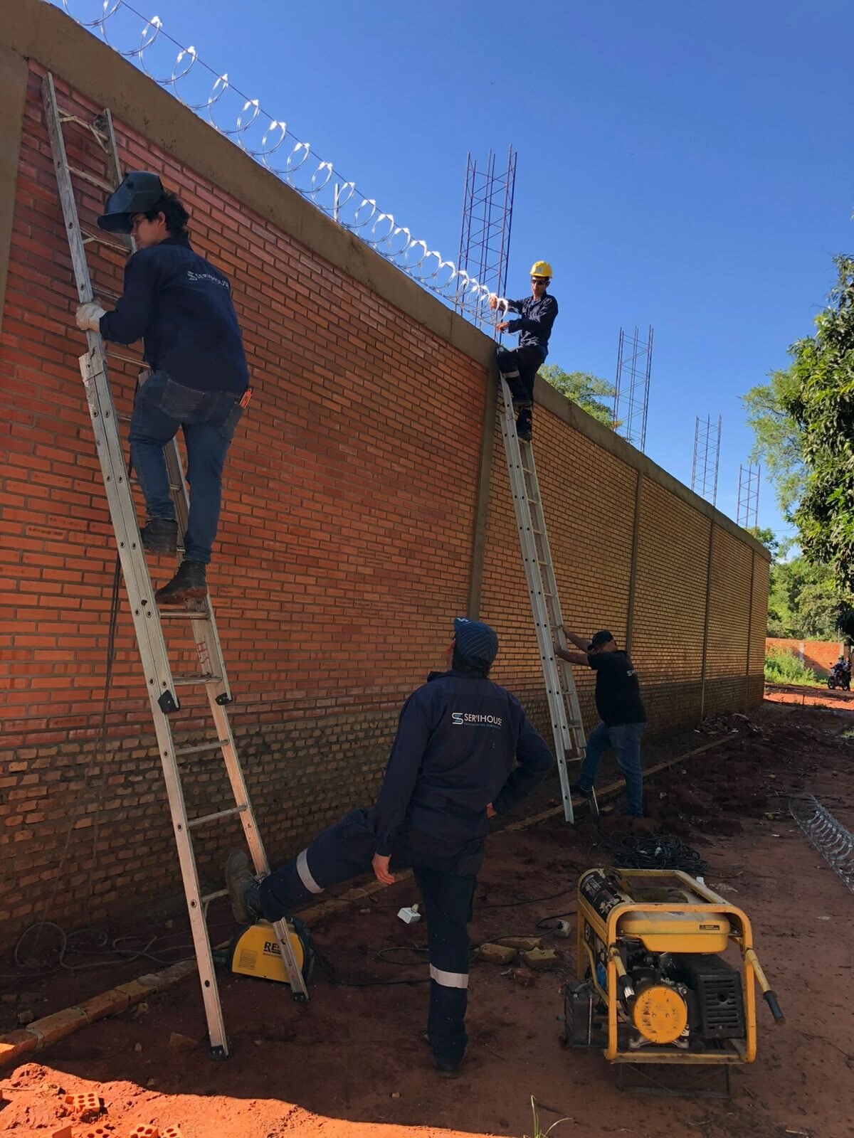 Técnicos trabajando en altura