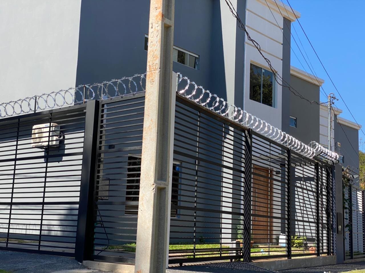 Vivienda con cuchillas en el frente